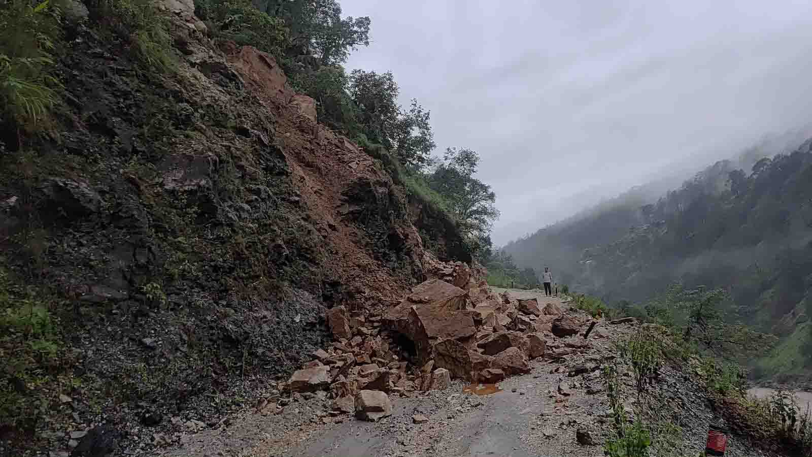नागीमाल पहाड़ी से फिर बरसे बोल्डर, थल–सातशिलिंग मार्ग दो बार हुआ बंद