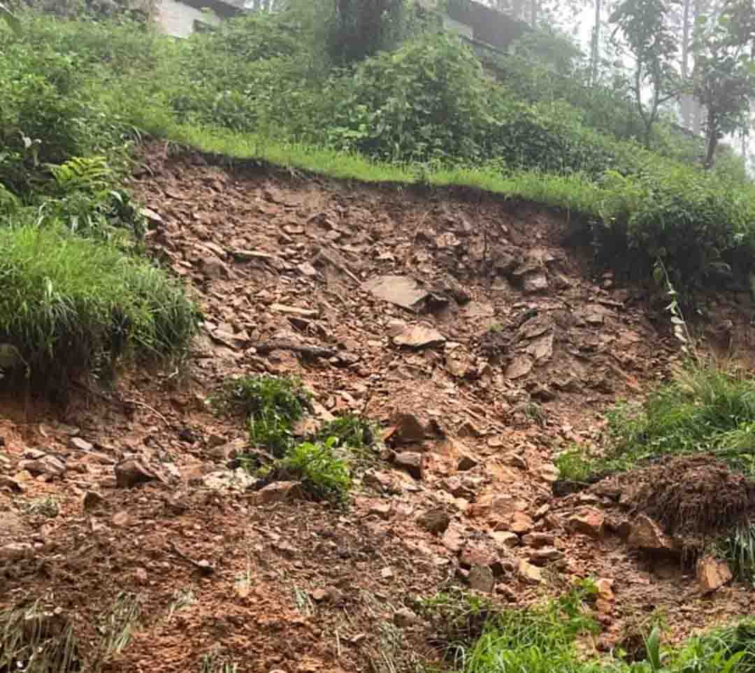 दंतोला में भूस्खलन से मकान पर मंडराया खतरा