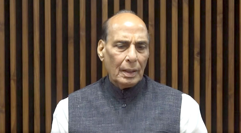 रक्षा मंत्री राजनाथ सिंह का विपक्ष पर हमला, बोले— छात्रों को राजनीतिक औज़ार बनाया जा रहा