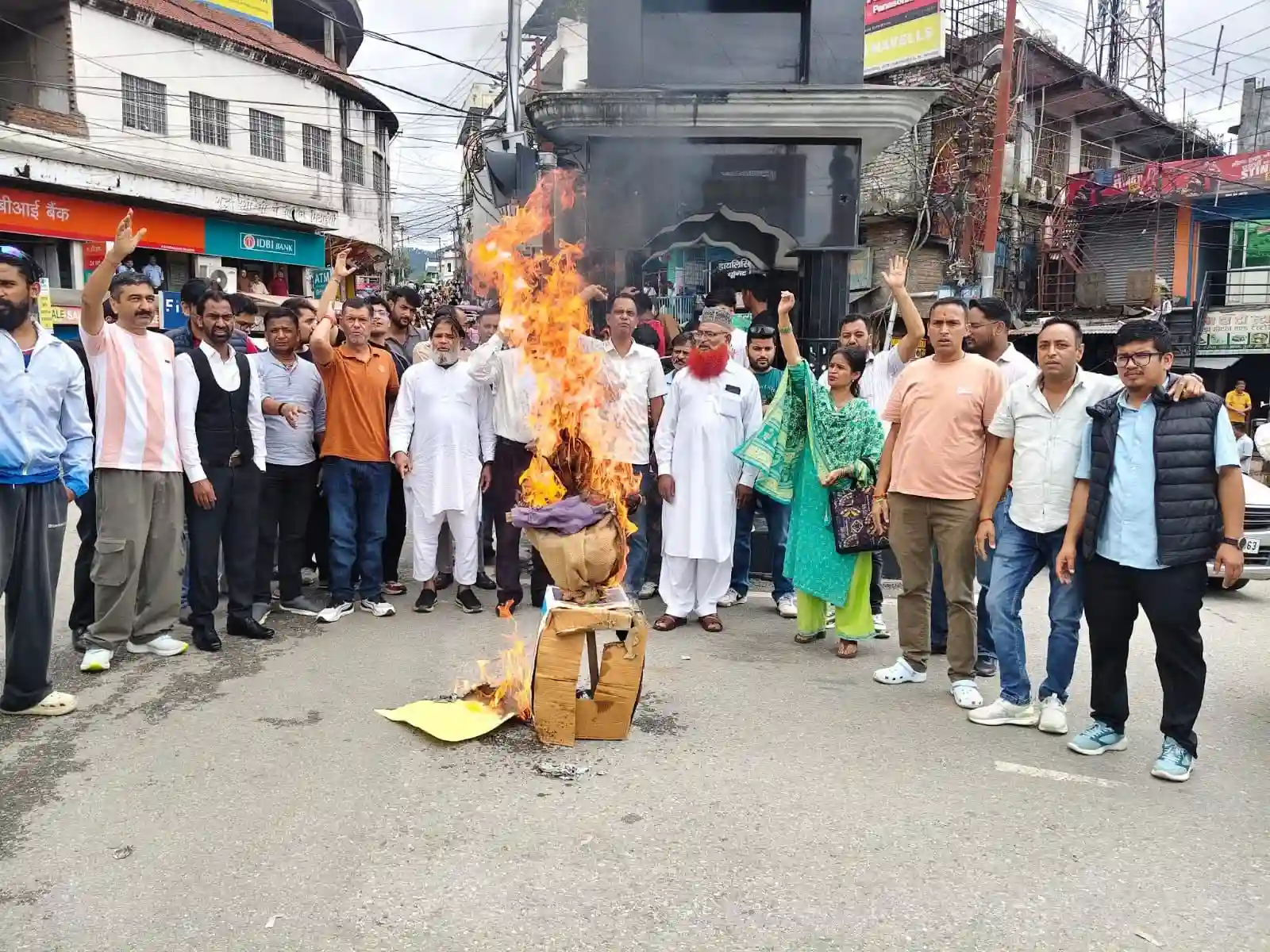 राहुल गांधी की गिरफ्तारी के विरोध में पिथौरागढ़ कांग्रेस का प्रदर्शन, मोदी सरकार का फूंका पुतला