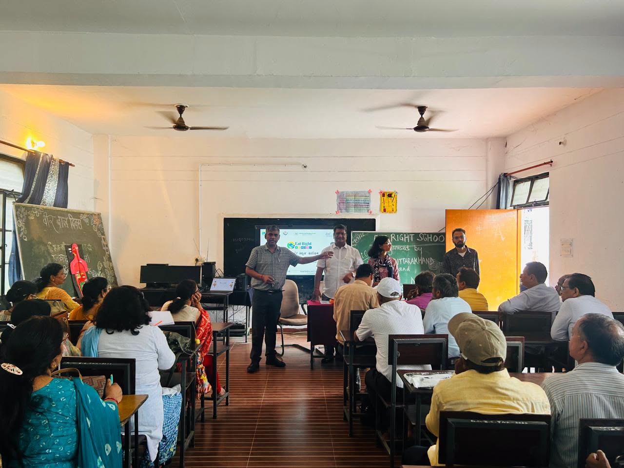 टनकपुर में 'ईट राइट स्कूल' कार्यक्रम के तहत शिक्षकों को दिया गया खाद्य सुरक्षा का प्रशिक्षण