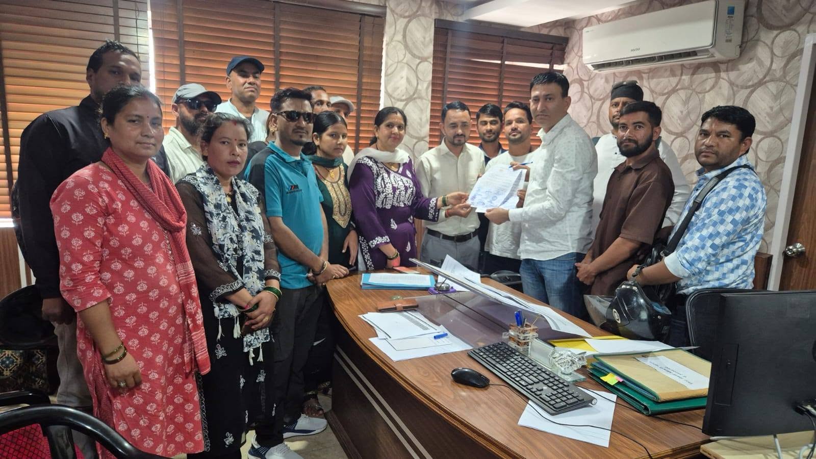 वीबी ग्रामजी योजना में ऑनलाइन हाजिरी का विरोध, प्रधान संगठन ने परियोजना अधिकारी को सौंपा ज्ञापन