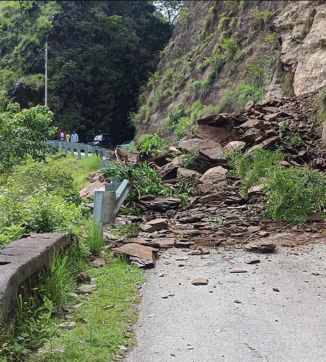 थल-नाचनी मोटर मार्ग पर भारी भूस्खलन, नौलड़ा के पास सड़क पूरी तरह बंद