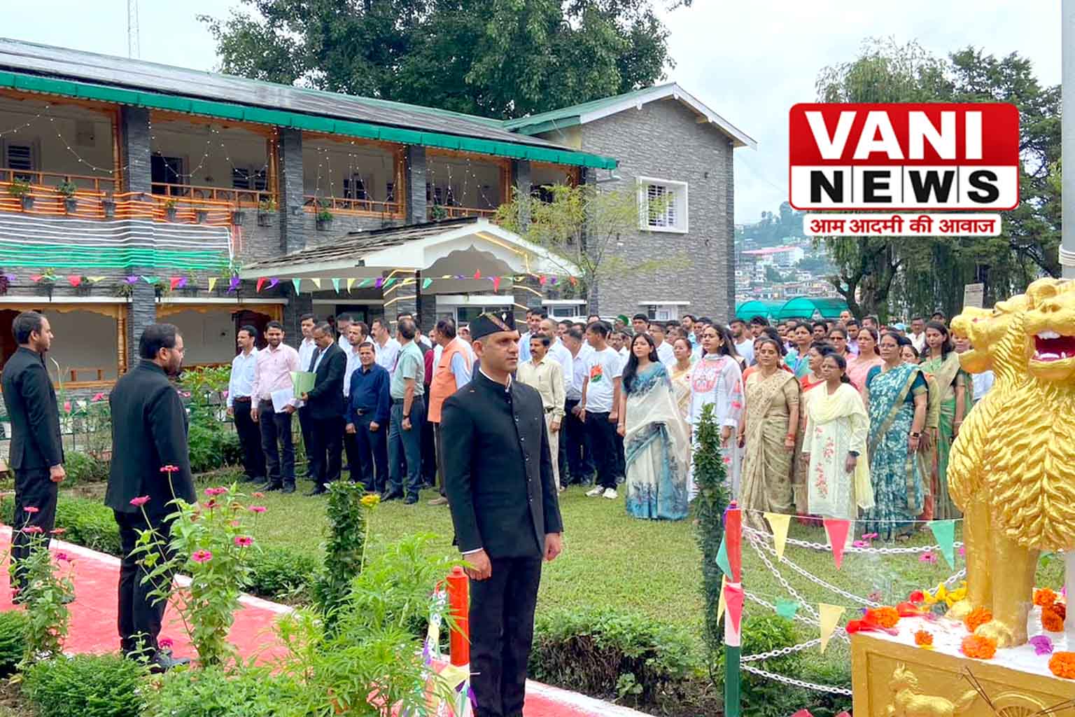 जिलाधिकारी ने कलेक्ट्रेट में किया ध्वजारोहण, कार्मिकों को दिया राष्ट्र और जनसेवा का संदेश