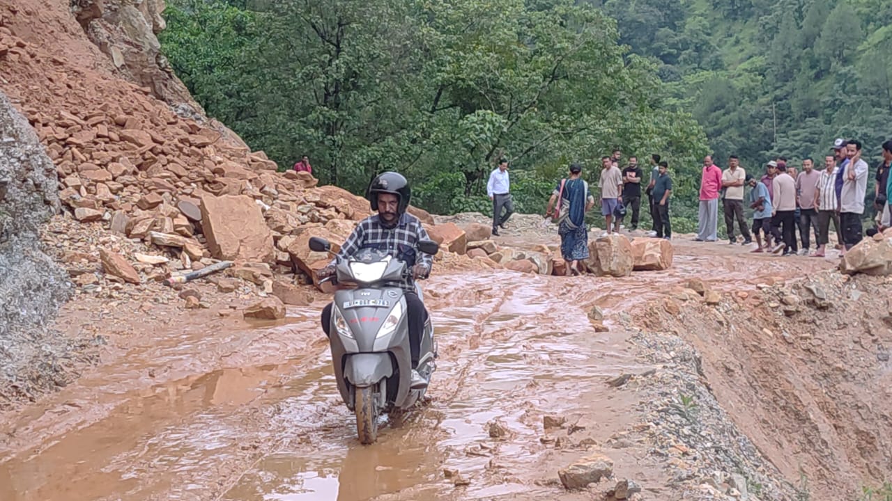 नागीमल पहाड़ी से बोल्डर और मलबा गिरने से थल–सातशिलिंग सड़क 8 घंटे रही बंद