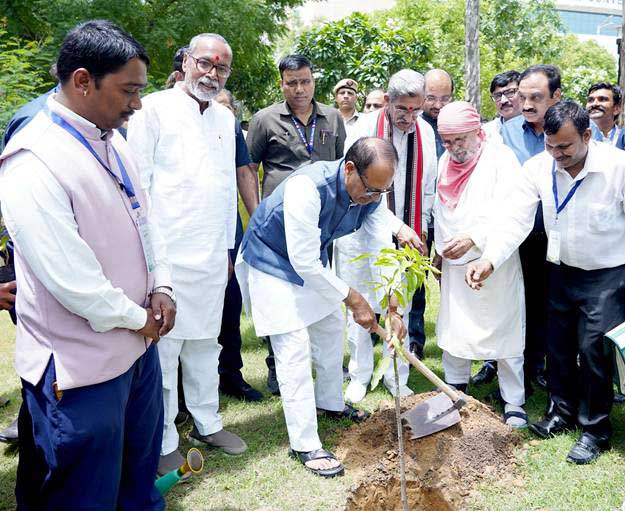 पर्यावरण संरक्षण को जनआंदोलन बनाने का आह्वान, हर नागरिक साल में एक पेड़ लगाए: शिवराज सिंह चौहान