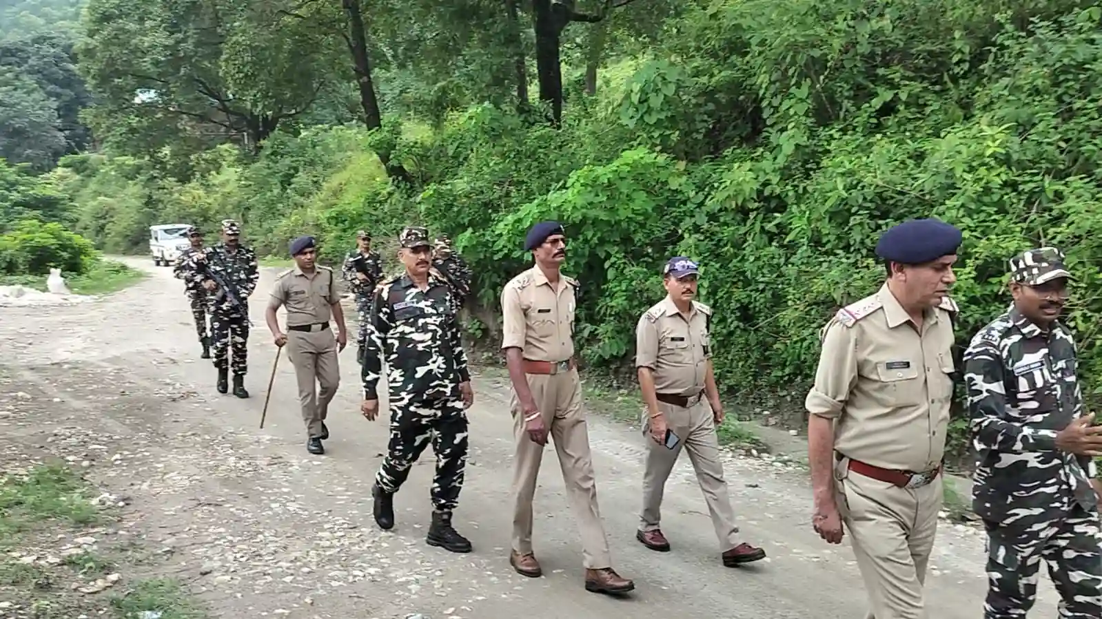 भारत-नेपाल सीमा पर पुलिस और SSB की संयुक्त गश्त, सुरक्षा व्यवस्था का लिया जायजा