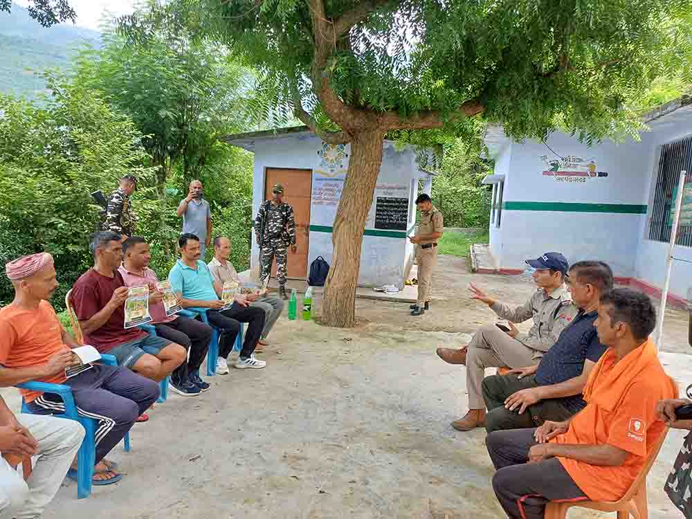 सीमांत गांवों तक पहुंची पिथौरागढ़ पुलिस, चौपाल लगाकर सुनीं ग्रामीणों की समस्याएं
