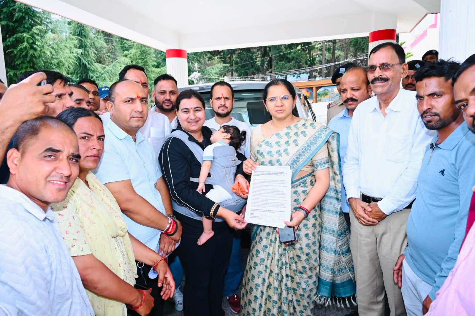 9 माह की बच्ची को गोद में लेकर डीएम के दरबार पहुँची सामाजिक कार्यकर्ता, बोलीं— 'काम नहीं तो लिखकर दें, सड़क हम खुद बनाएंगे'