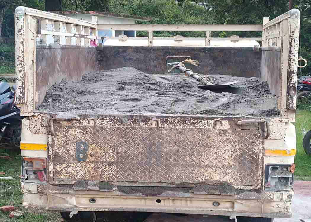 बेरीनाग पुलिस की बड़ी कार्रवाई: अवैध रेत परिवहन में पिकअप वाहन सीज
