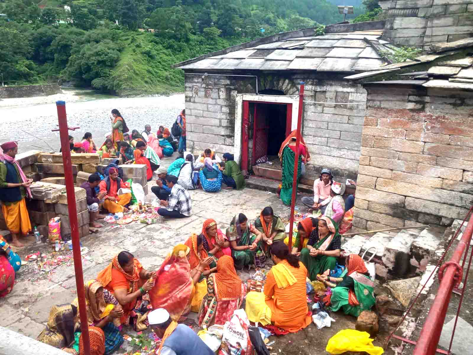 सावन के दूसरे सोमवार पर बालेश्वर महादेव में उमड़ा आस्था का सैलाब, सुबह 4 बजे से जलाभिषेक के लिए लगी श्रद्धालुओं की कतार