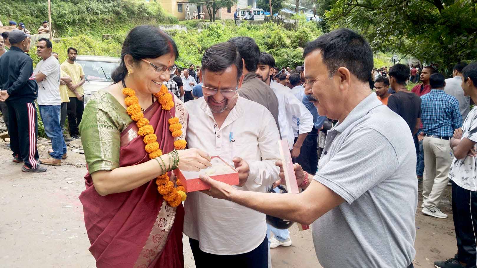 एक वर्ष का कार्यकाल पूरा होने पर ग्राम प्रधान मंजू भट्ट ने जताया ग्रामवासियों का आभार