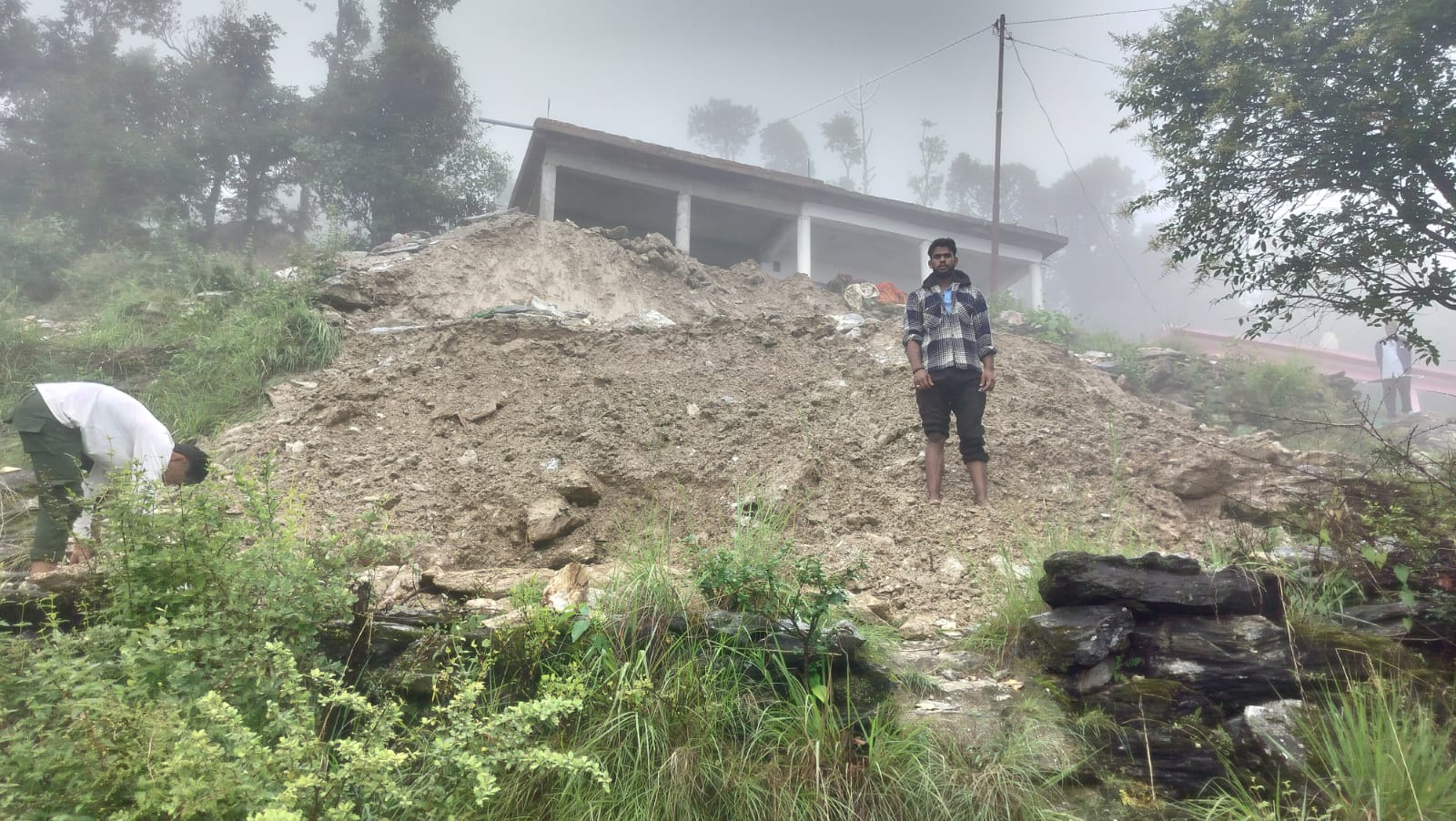मूसलाधार बारिश का कहर: सुरक्षा दीवार ढही, मकान खतरे की जद में