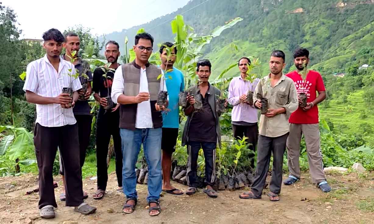 शिक्षक धीरज खड़ायत की अनूठी पहल: अपनी तनख्वाह से देंगे पुरस्कार, उड़मा गांव को हराभरा बनाने का लिया संकल्प