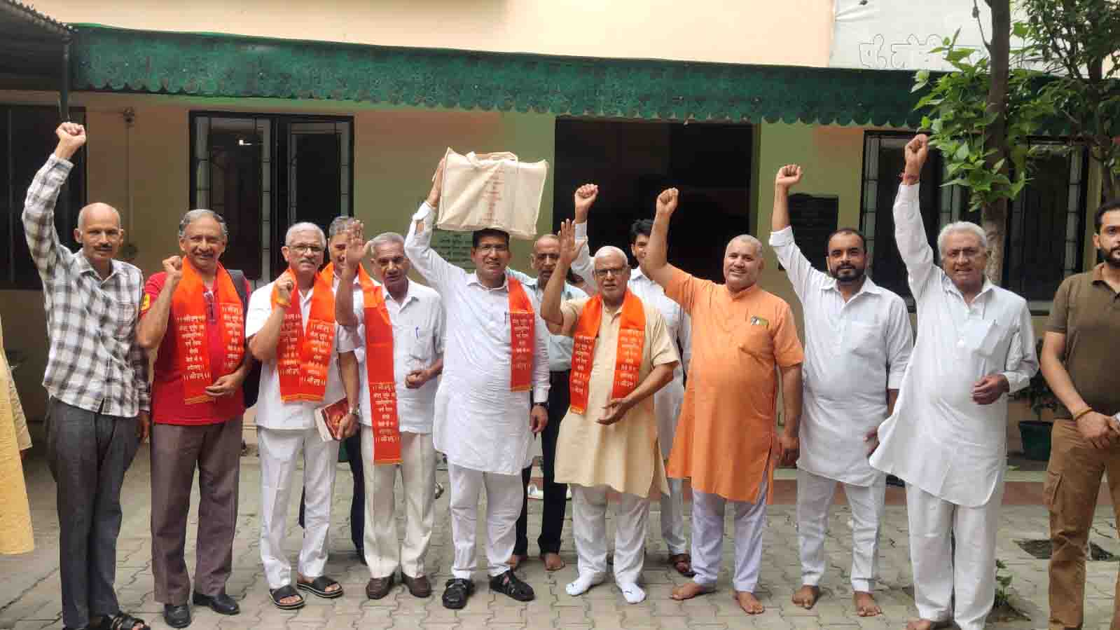 कुरुक्षेत्र में वेद प्रचार को मिला नया आयाम, शिव मंदिर सेक्टर-5 के लिए चारों वेद भेंट